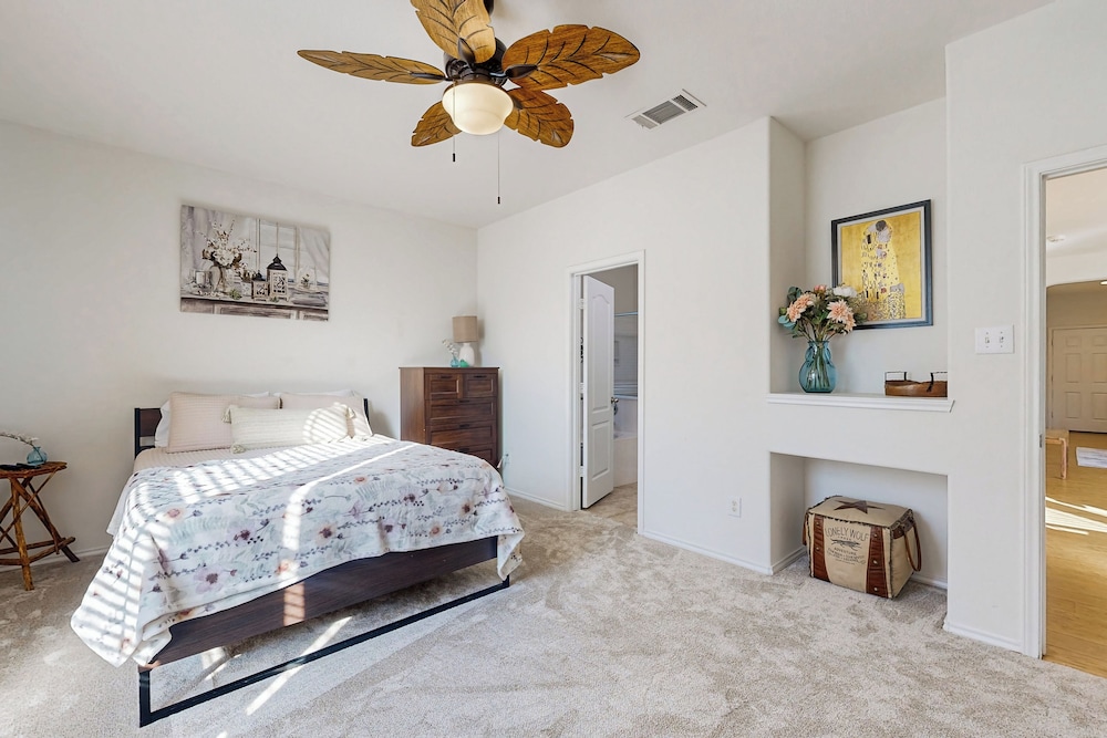 Inviting Home w/ Enlosed Yard & Gas Grill