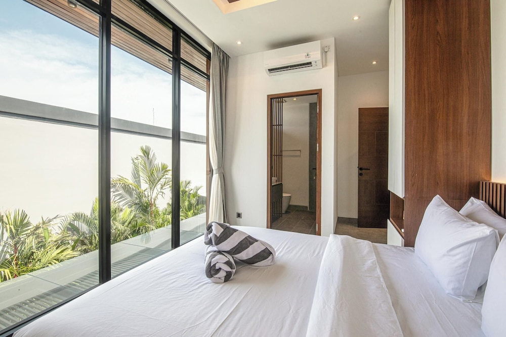 Tropical Elegance 5BR Canggu Villa Near Beach