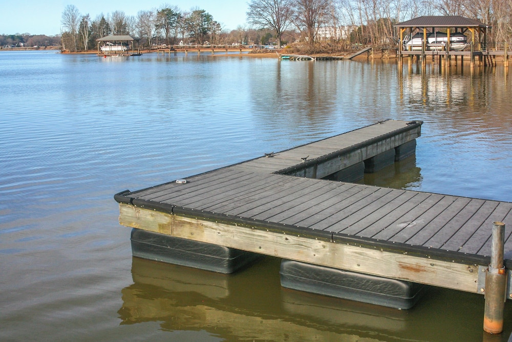 Pet-friendly Lake Norman Retreat w/ Deck & Grill