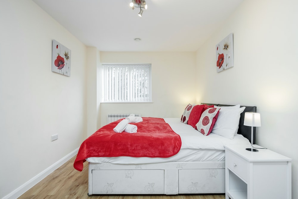 MPL Apartments - Queens Broadway F4 view 4