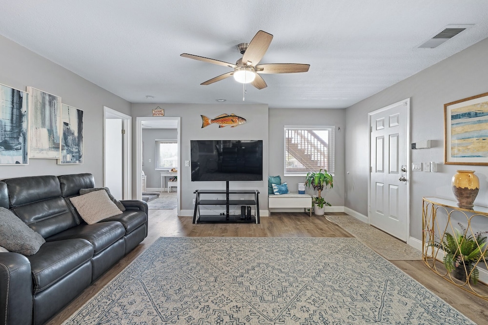 4BR Beach House Spacious Steps From Sand