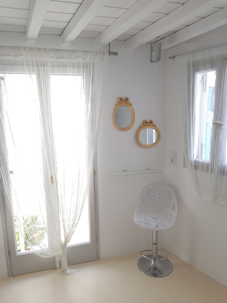 aniko suites Chora view 2