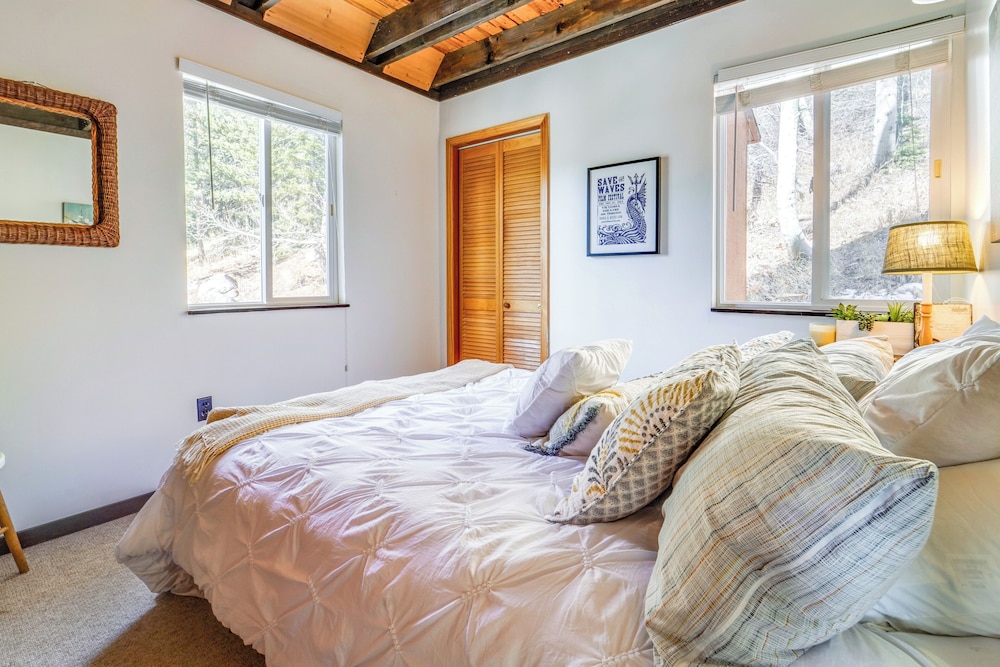 Serene Lakes Cabin w/ Deck: Dog Friendly!