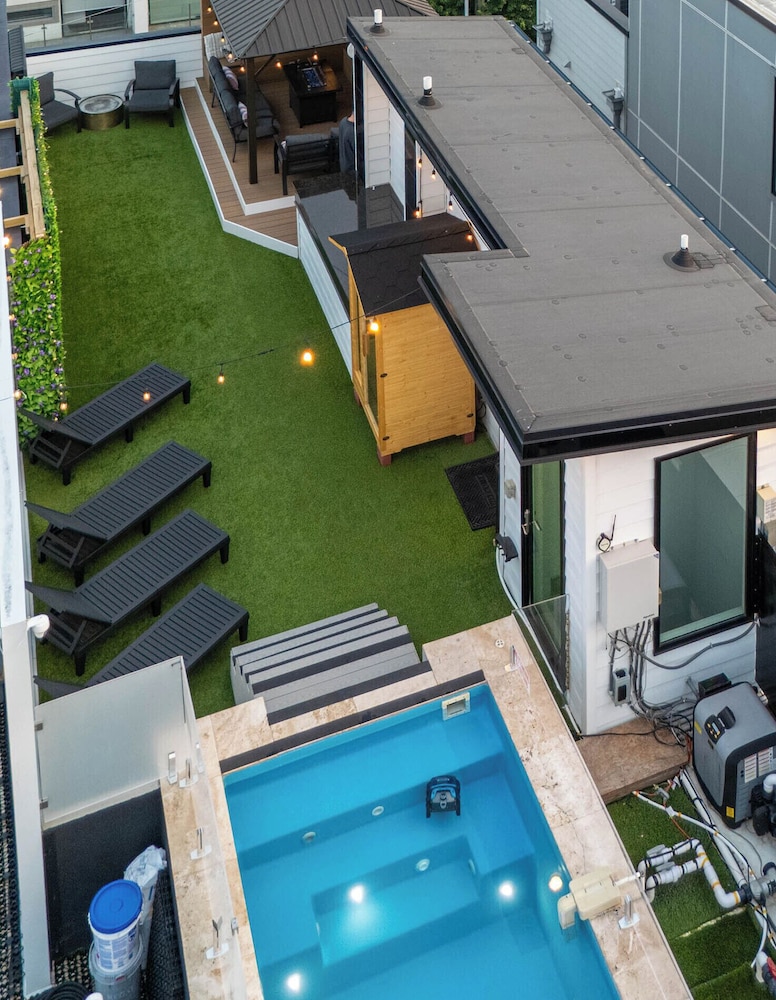 Skyline Views - Rooftop Pool