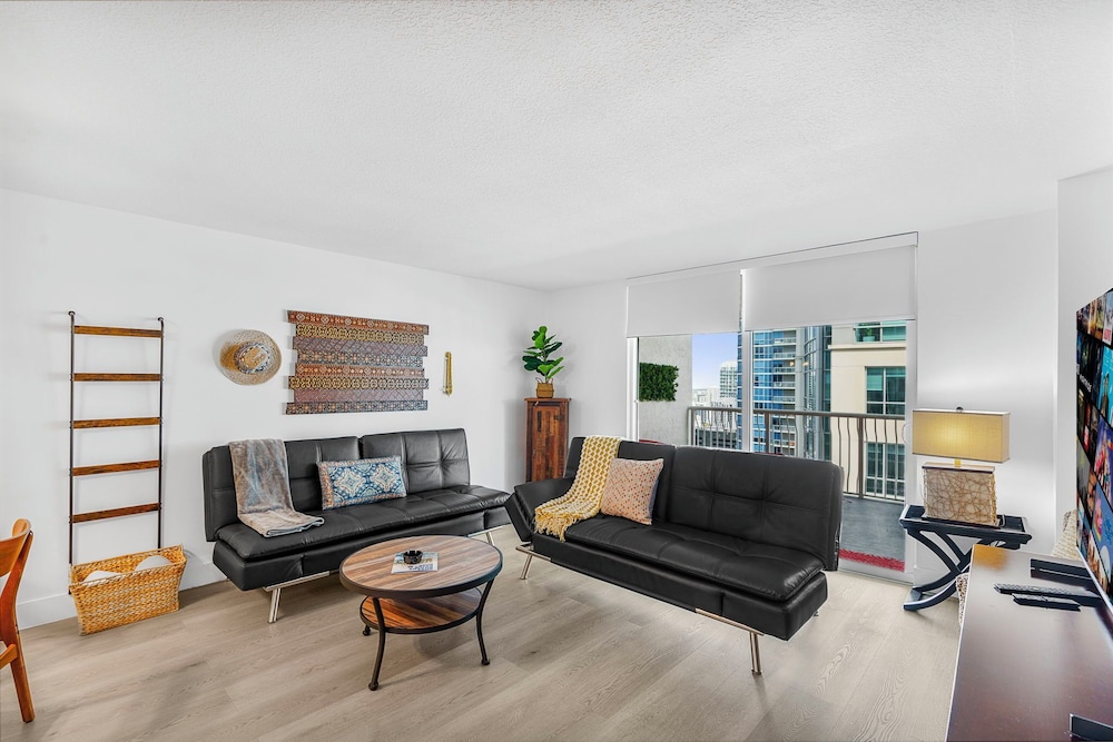 Sky High 31st Floor Condo W Parking