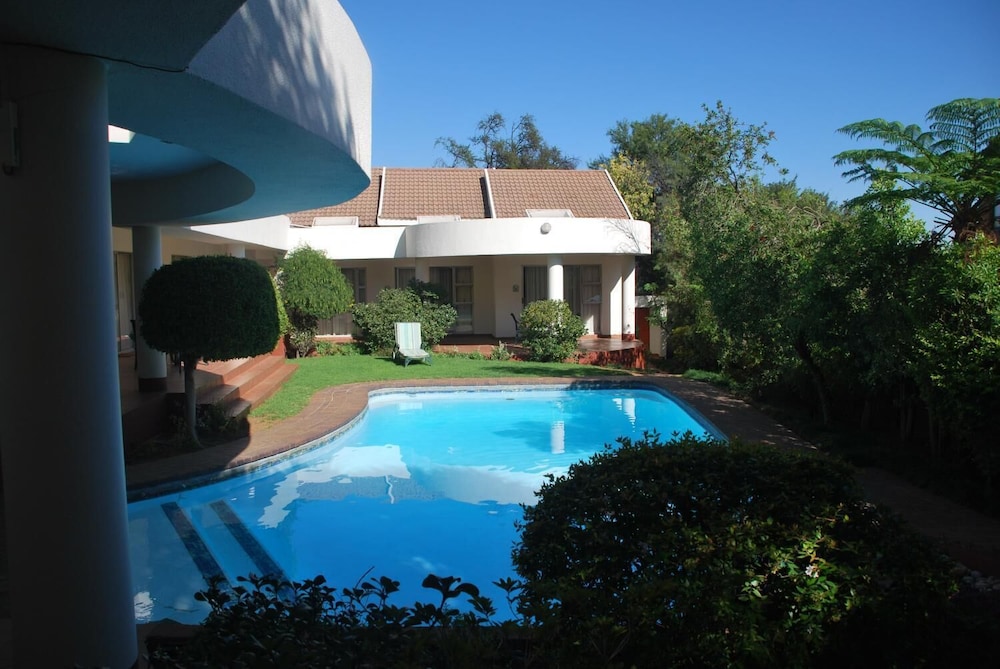 Woodmead Guest Lodge