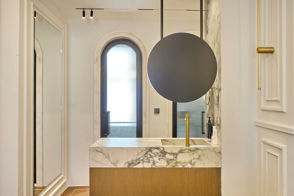 Ermou 99 Intelligent Private Suites