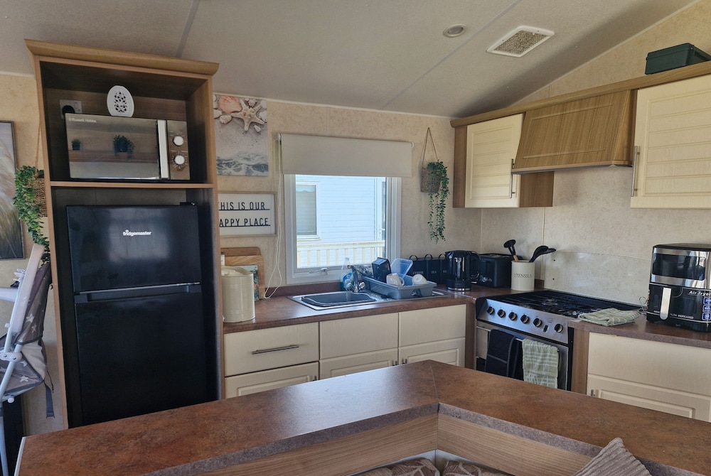 3-bed Caravan, Sleeps 8, Pool & Beach