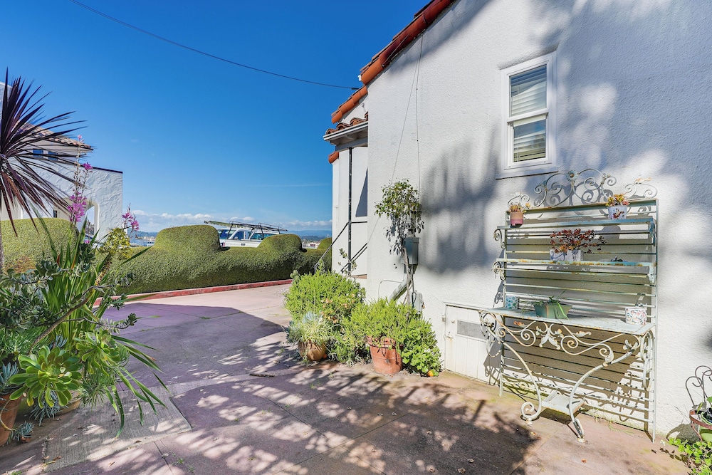 Charming Santa Cruz Studio w/ Private Hot Tub