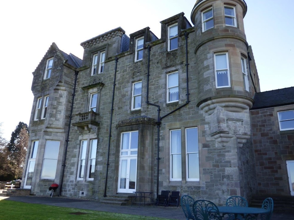 Auchenheglish Lodges - 7 Lomond Castle