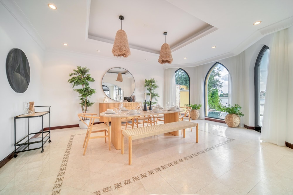 Exclusive 6BR Palm Villa w Private Pool and Beach