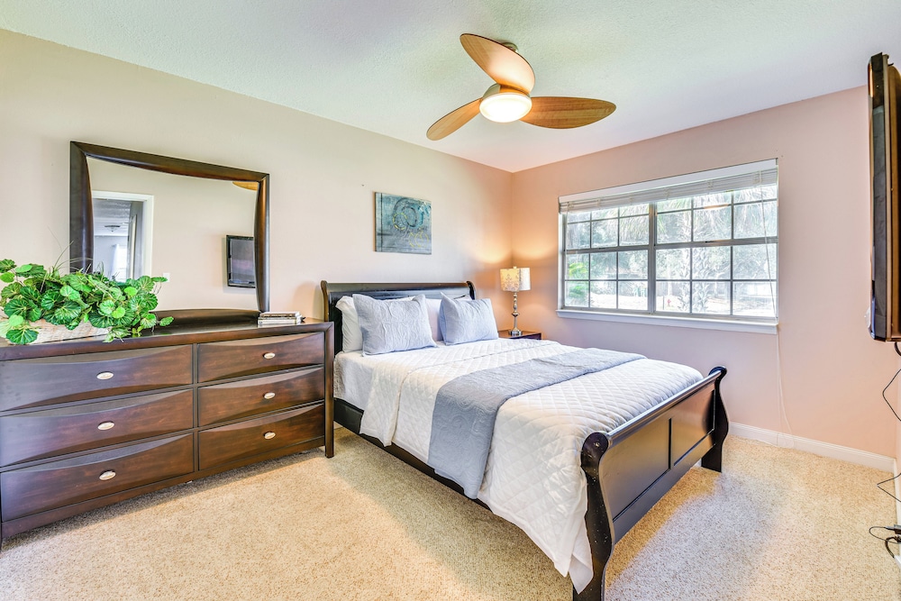 Sunny Retreat w/ Hot Tub in Fort Walton Beach!