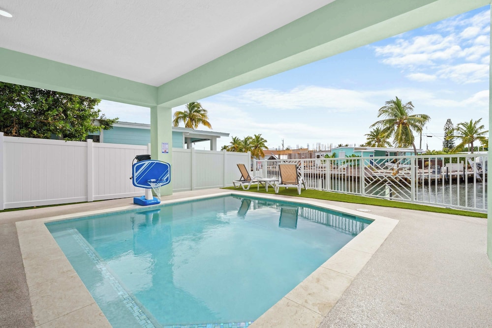 Aqua Verde Waterfront Lux Gem Dock Game Room