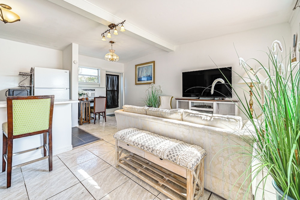 < 1 Mi to Hudson Beach: Waterfront Apt w/ Dock
