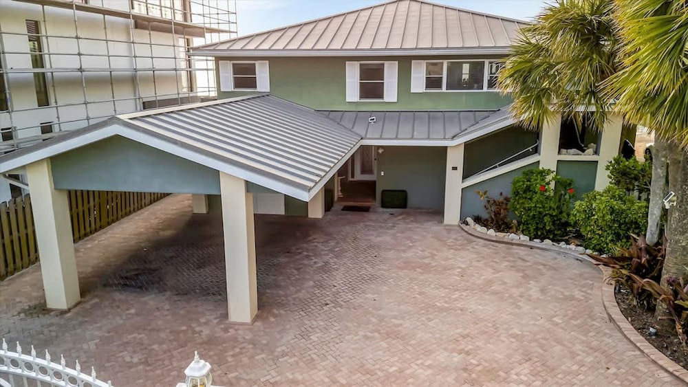 Stones Throw Beachfront Family Suite 3 Views