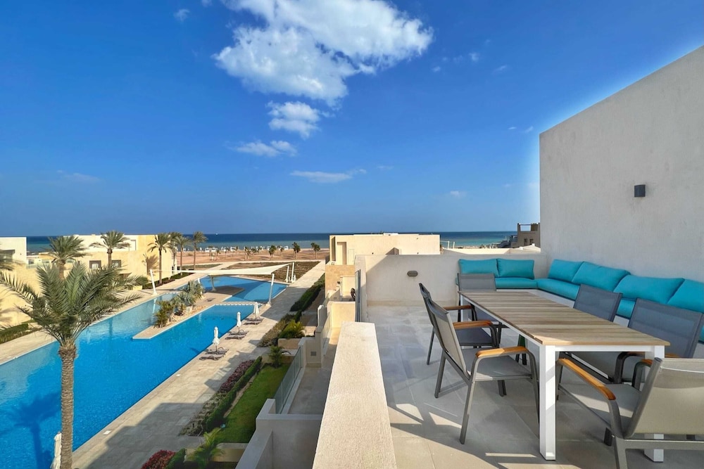 Xuru Stays I Homestyle 3BR Penthouse Pool & Beach View