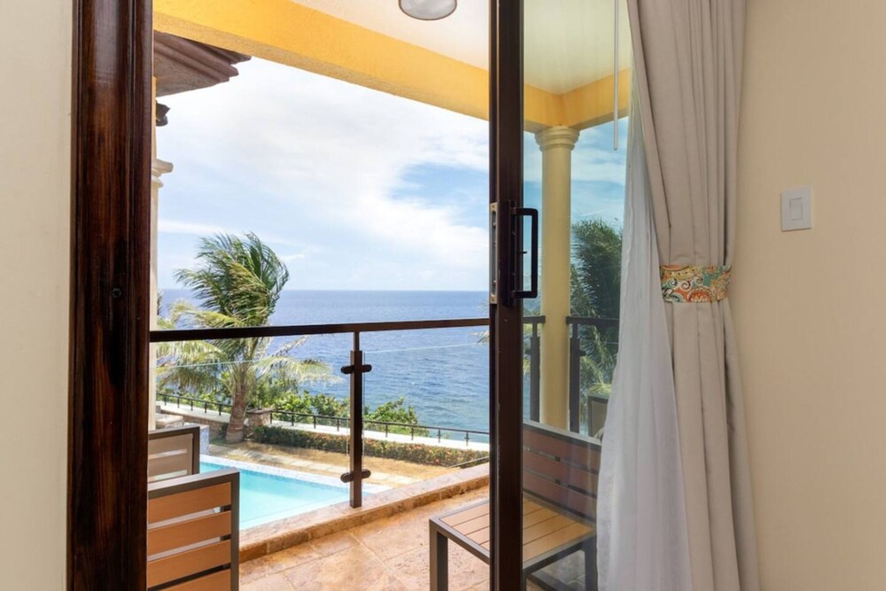 Luxury Oceanfront Villa in Tower Isle