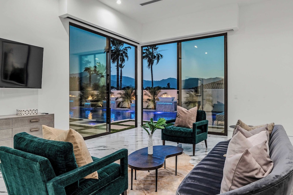 Sleeps 31 2 Luxury Villas w/ Pool + Spa, Putting Green Bravo by Avantstay