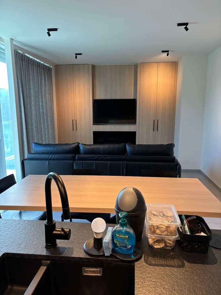 Huswell - Beachfront Apartment With sea View