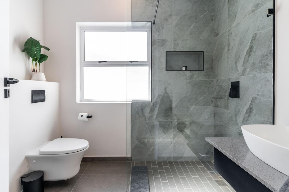 Cape Azure Oasis - Sea Point Retreat With hot tub