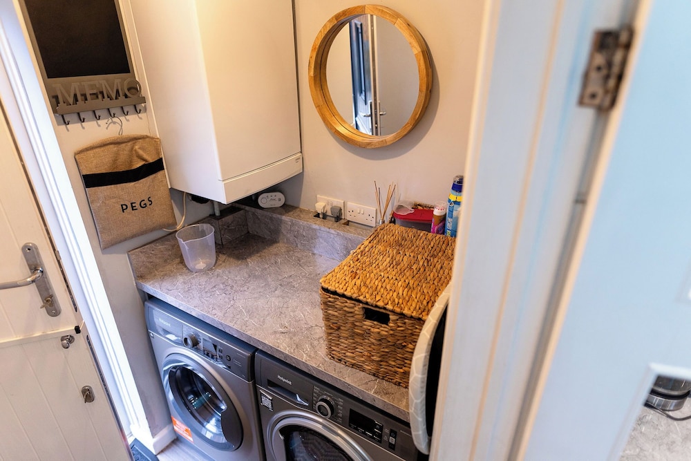 Beautiful Wythenshawe Home Near Airport With Garden & Parking Sleeps 5