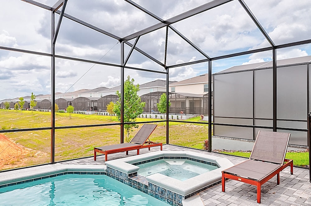 15807 Luxury 8 Bedroom Family Home With Game Room