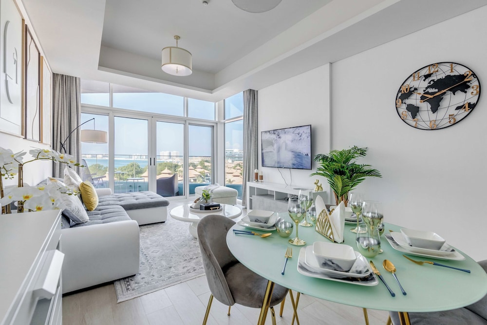 Globalstay Luxury Azizi Mina Beachfront