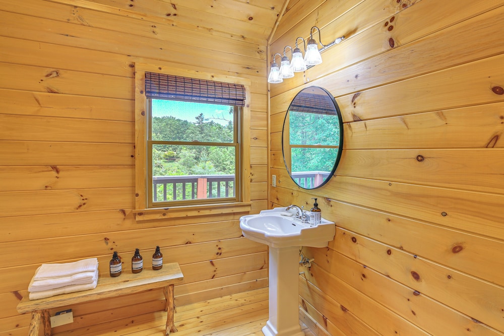 Blue Ridge Mtns Retreat w/ Views, 1 Mi to Parkway!