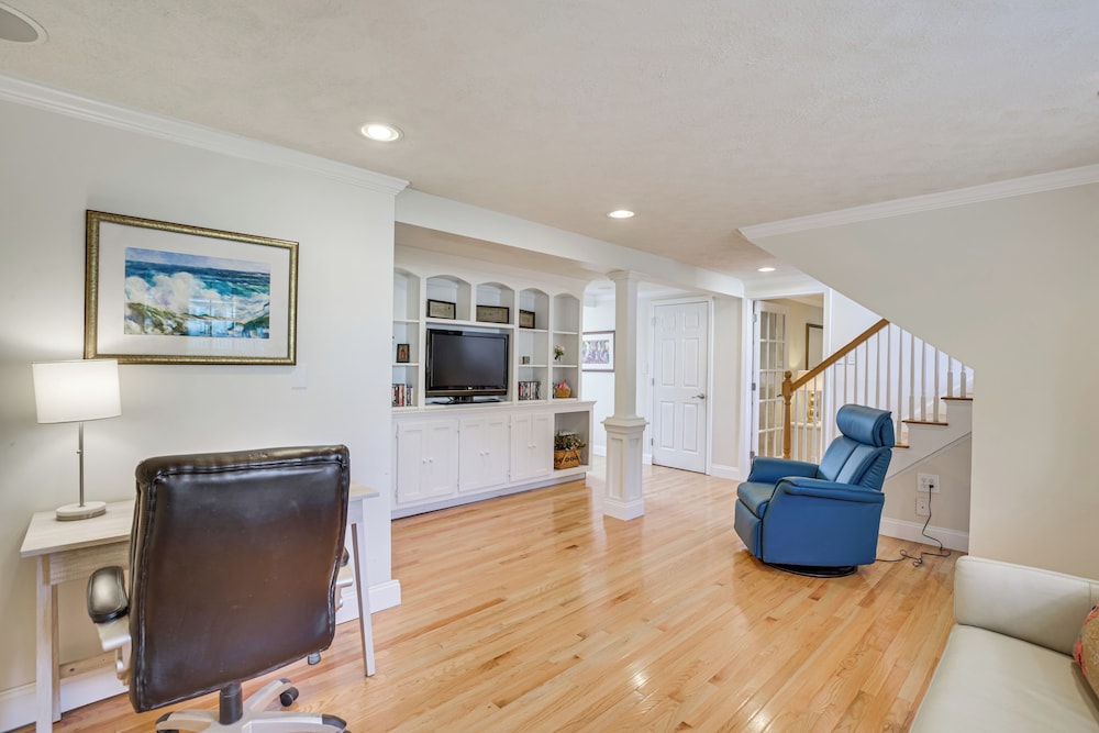 Coastal Retreat w/ Large Yard < 1 Mi to Dtwn Saco!