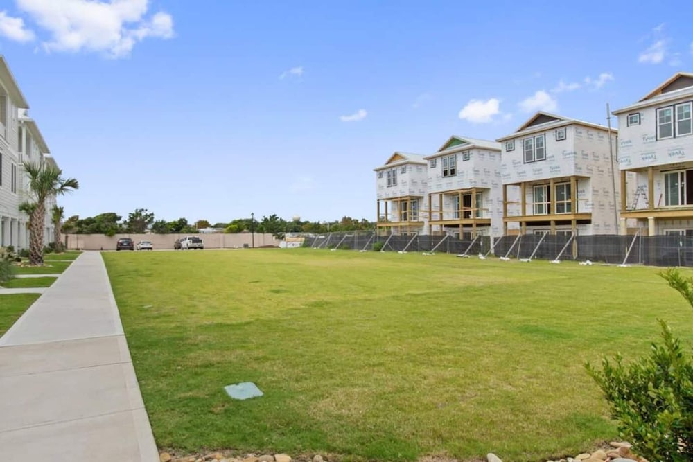 Luxury Beach Condo 5 Min Walk to Beach Shops