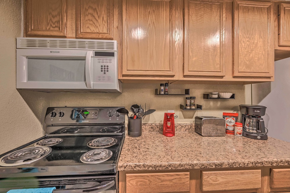 Pet-friendly Condo - 2 Mi to Ruidoso Downs! view 3