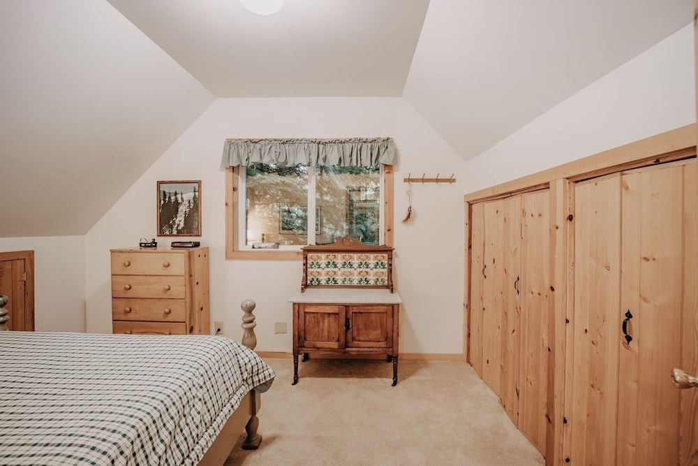 32mbr - Bbq - Pets Ok - Wood Stove - Sleeps 7 3 Bedroom Home by RedAwning