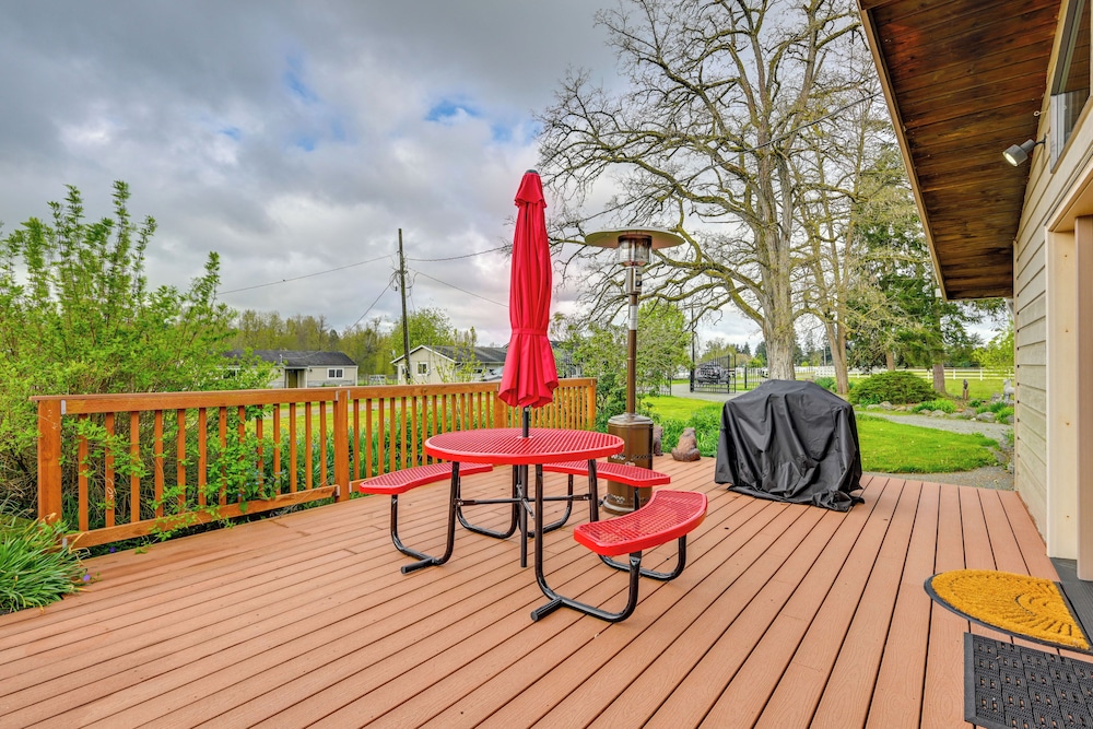 9 Mi to Spanaway Park: Home w/ Indoor Hot Tub