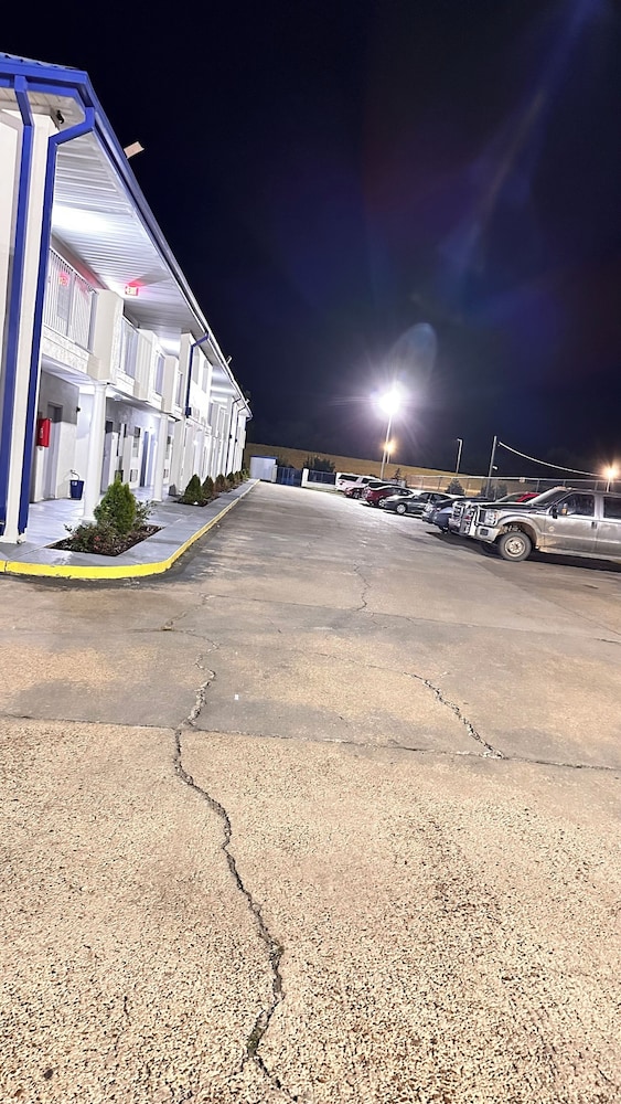 Dreamland Inn and Suites - Property Image 6