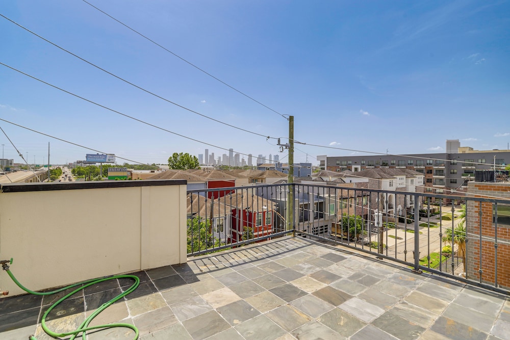 Houston Home w/ Rooftop Patio - 3 Mi to Downtown!
