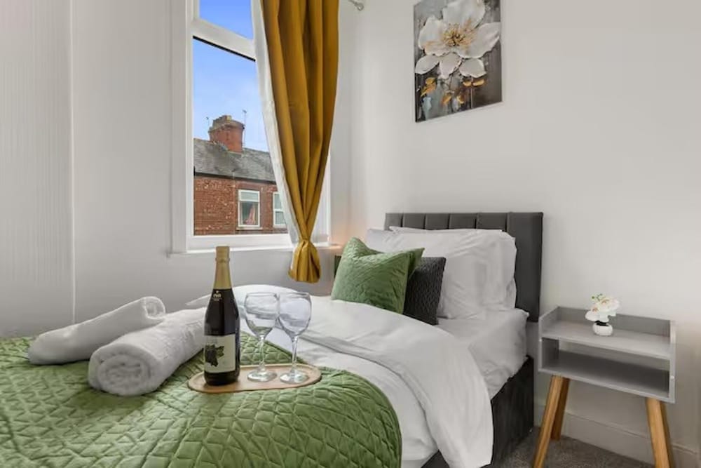 Family - Sleeps 6 - Garden - Parking
