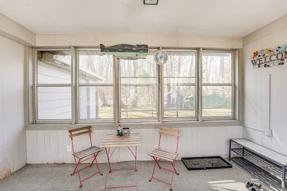 3 Mi to Duck Lake State Park: Home w/ Deck!