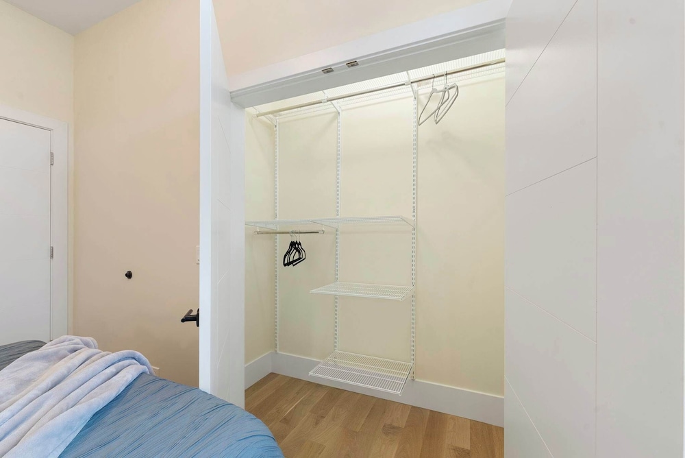 New 3bed 2bath Condo With Parking by United Center