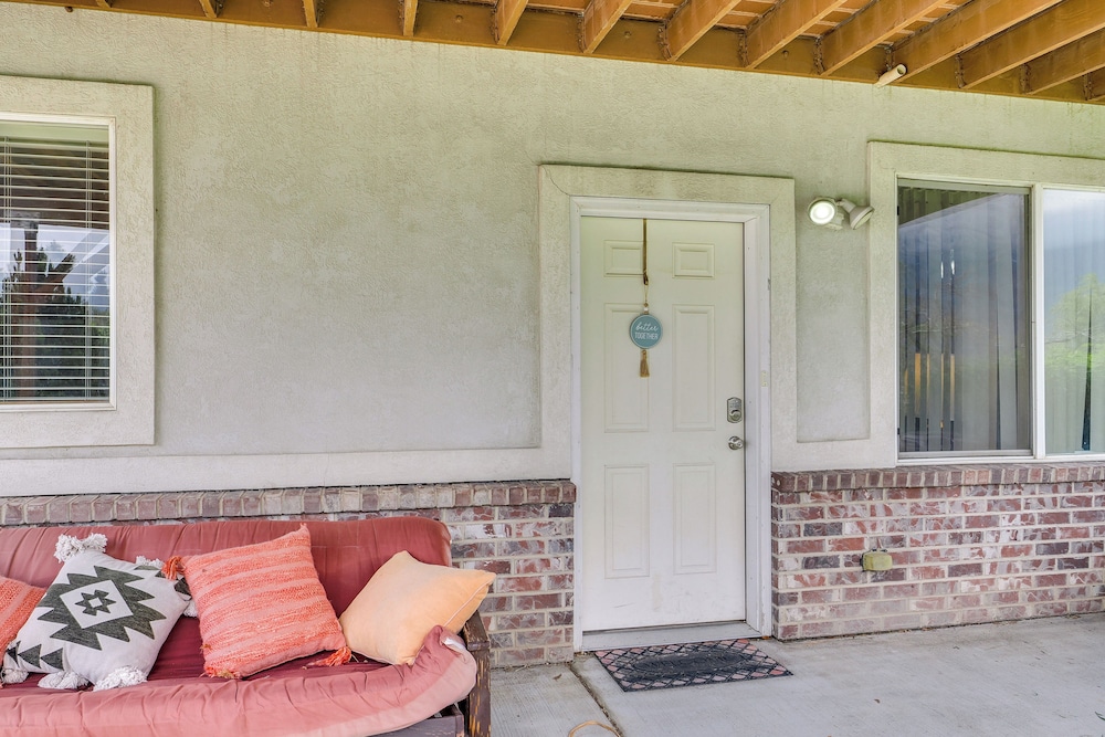 6 Mi to Grove Creek Canyon Trail: Abode w/ Views