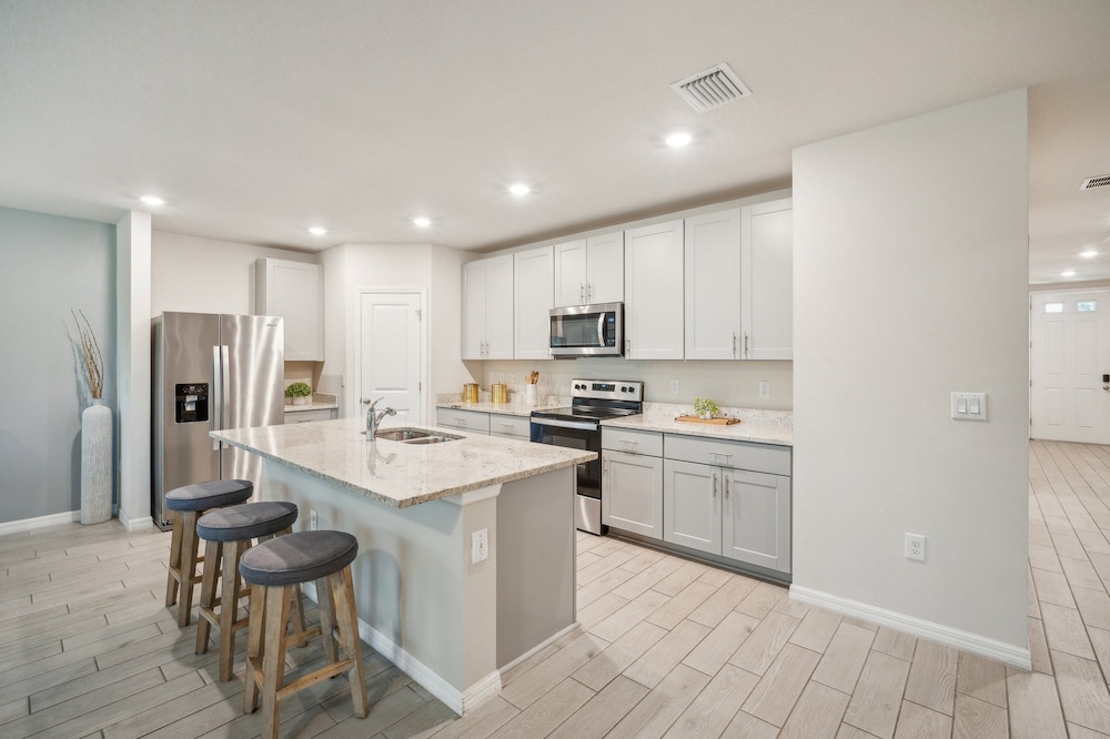 Relaxing Pet-friendly Spring Hill Escape 4 Bedroom Home