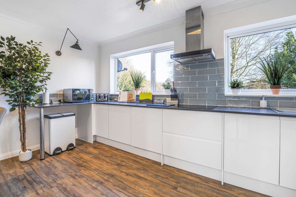 Elegant 4BR House Near City Centre Angus Suites