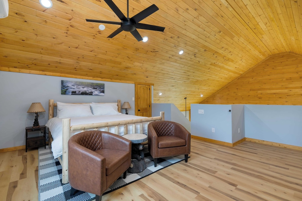 Cabin w/ Hot Tub, Game Room & Scenic Smoky Mountain Views Perfect by Avantstay