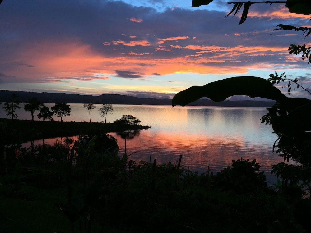 BlueBay Bugenvil Lake Lodge