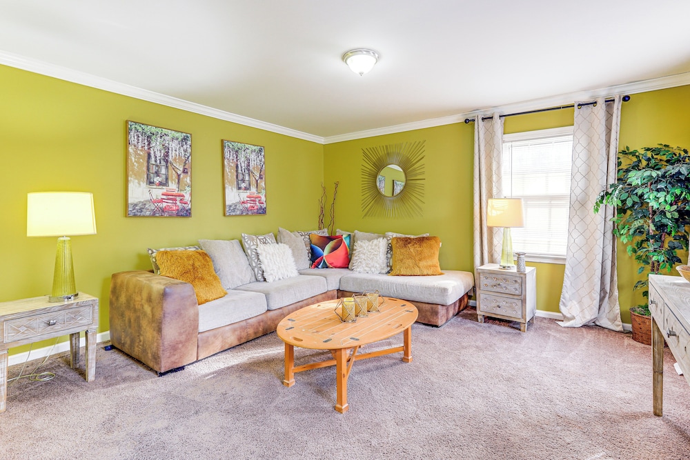 Entertainment-ready Yard: Spacious Riverdale Home