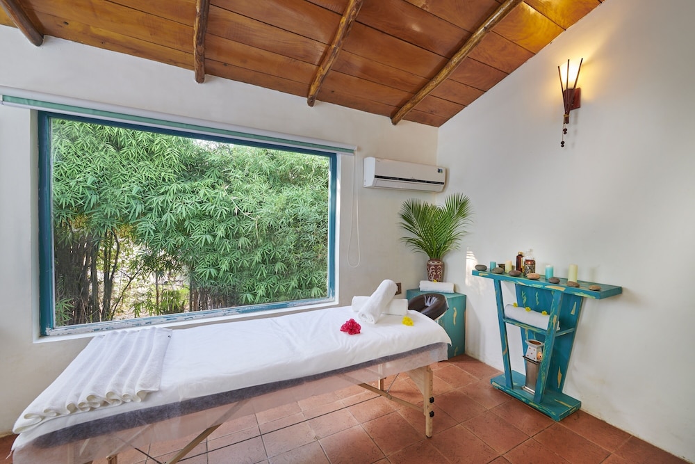 Aacorn Hideaway Resort & Spa