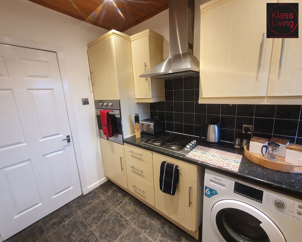 Two Bedroom Apartment by Klass Living Serviced Accommodation Airdrie - Nicol Apartment With WiFi & Parking view 4