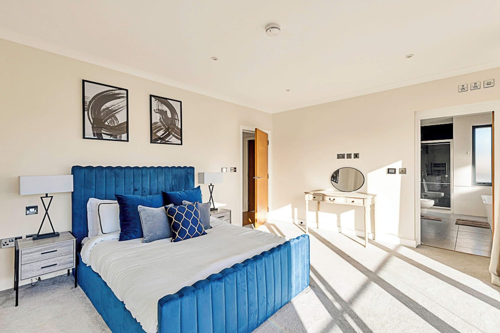 Penthouse Apartment In Brentford view 3