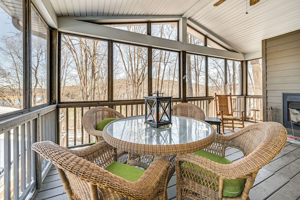 Nolin Lake Gem: Waterfront Retreat w/ Balcony!