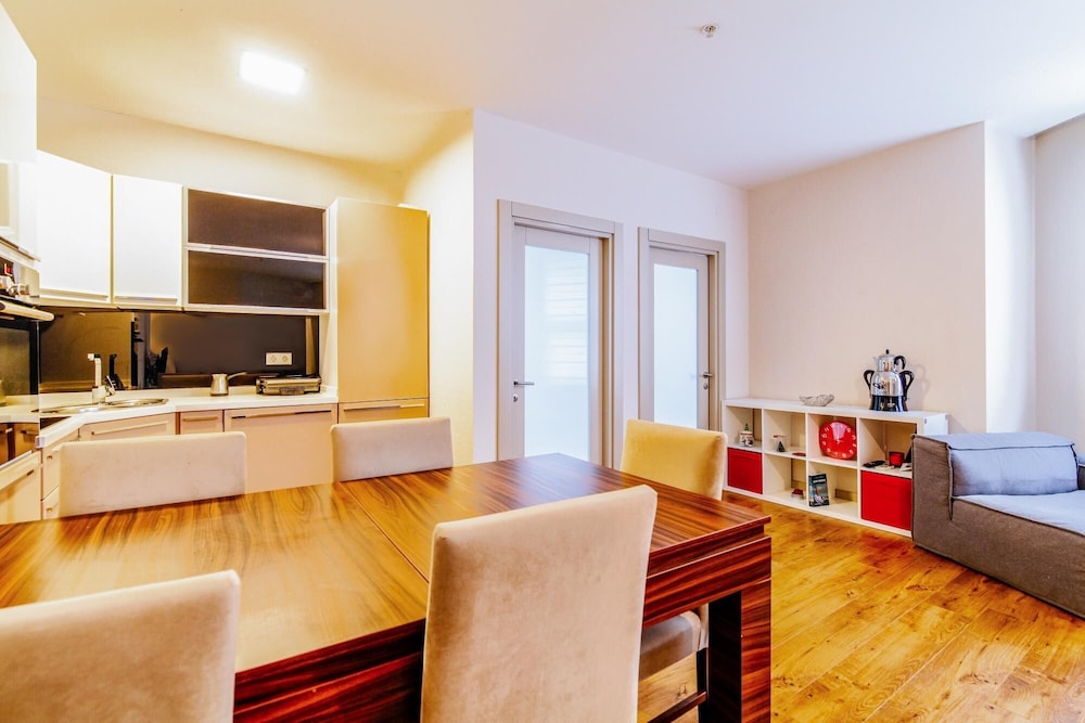 Chic Flat w Gym and Terrace 5 min to Kanyon Mall