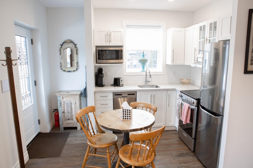 Detached Victorian Style Tiny Home - Long Stays U7